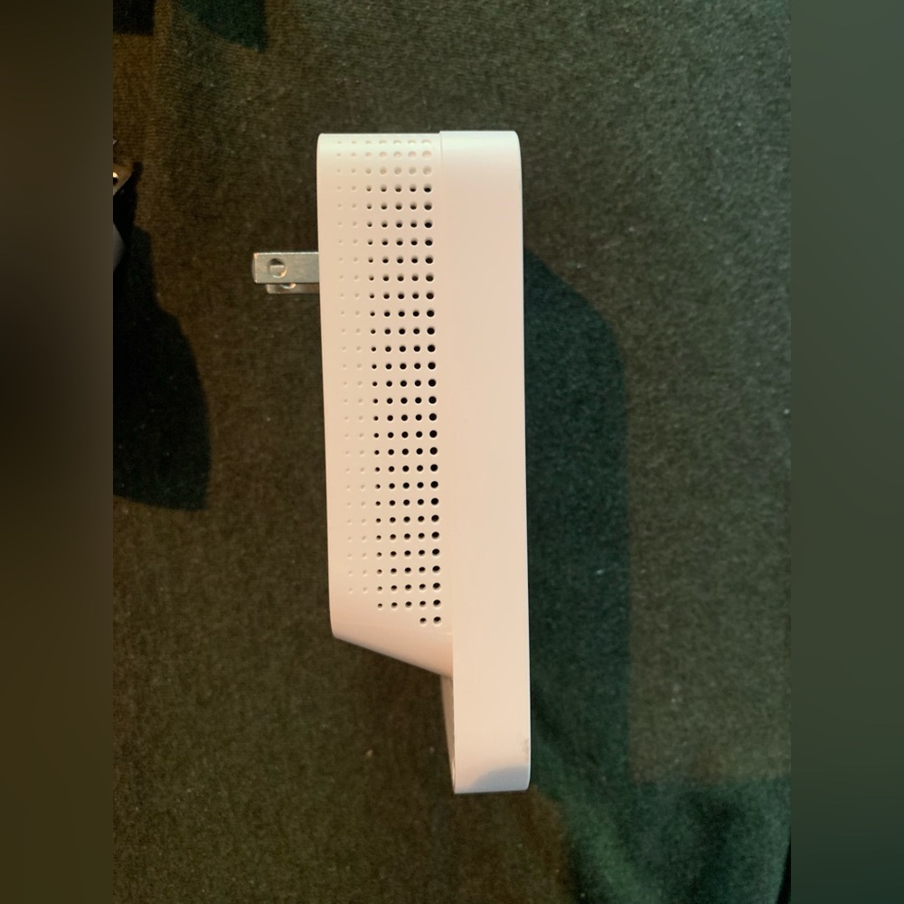 TP-Link Wi- Fi Range Extender Model: RE300 - Picture 6 of 6